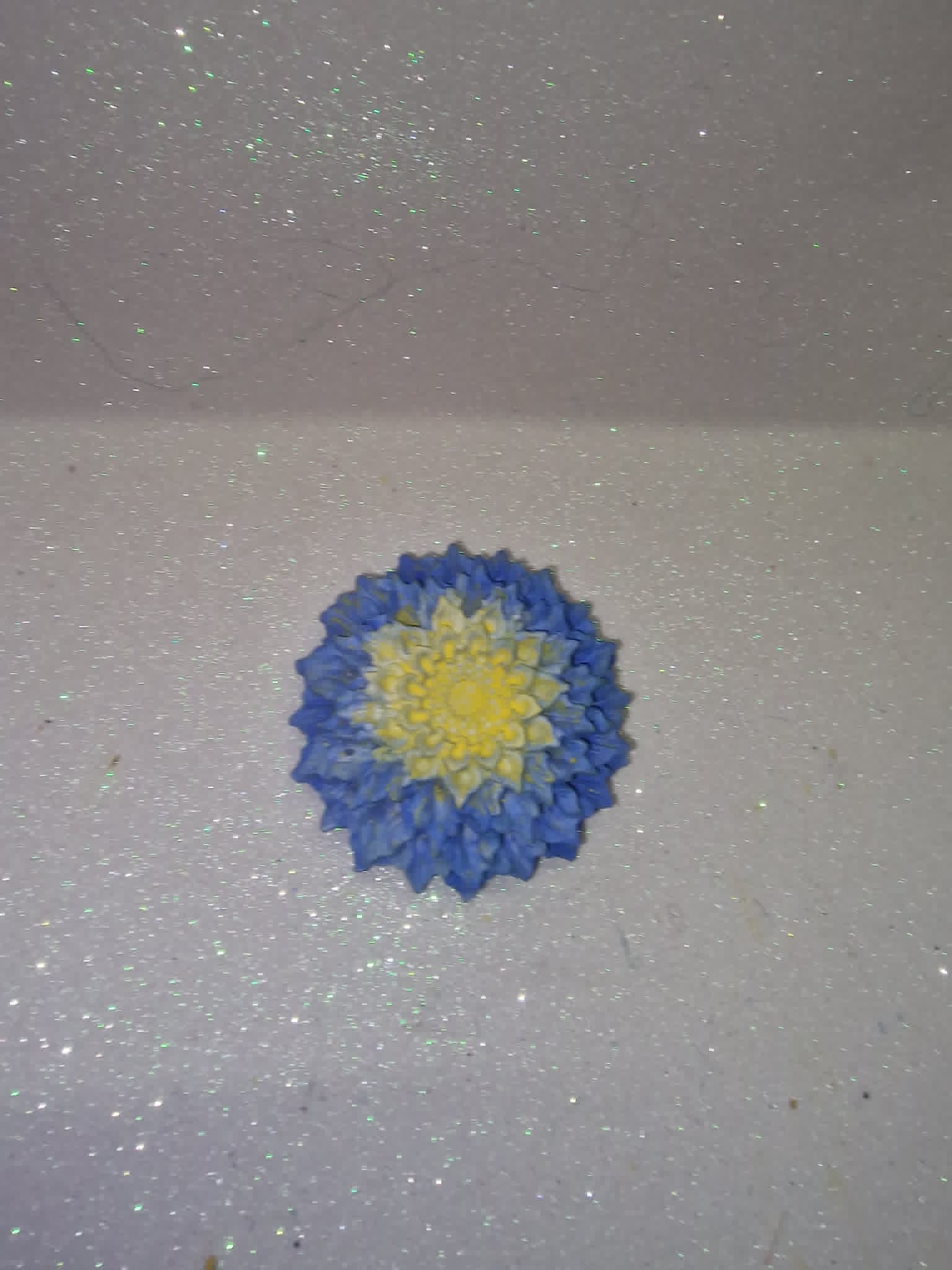 Flor Dália decorativa azul e amarela